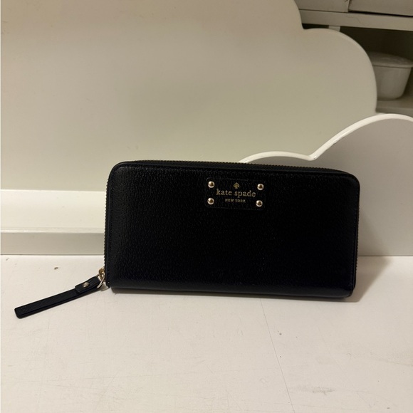 Kate Spade Black Wallet in great condition. Has 12 slots and 7 packets - Picture 1 of 10
